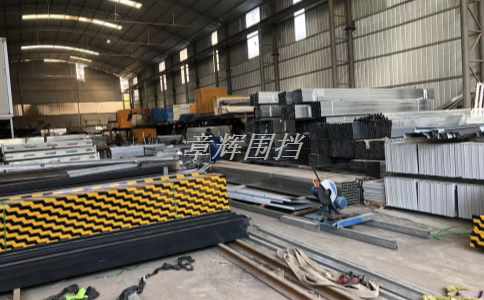 簡易圍擋在大型露天演出中的使用如何保證觀眾的安全？（大型演出中簡易圍擋的防護要求）