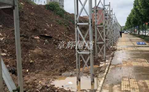 簡(jiǎn)易圍擋在城市軌道交通系統(tǒng)建設(shè)中的顏色應(yīng)該如何選定？（城市軌道交通系統(tǒng)中簡(jiǎn)易圍擋的色彩選擇要求）