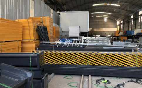 簡易圍擋在垃圾清運(yùn)和危險(xiǎn)廢物處理中的使用壽命如何？（垃圾清運(yùn)和廢物處理中簡易圍擋的定期維護(hù)與更新?lián)Q代策略）